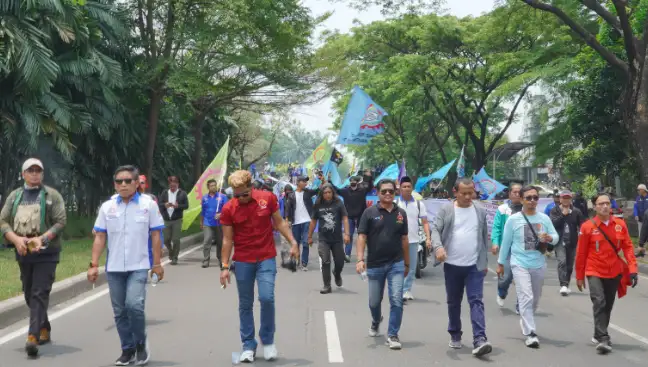 Aksi Damai Buruh Bekasi Menuntut Keadilan di Kantor Pemerintah Kabupaten Bekasi
