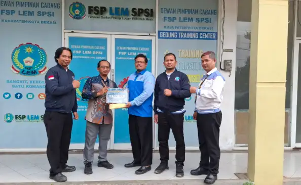 PUK SP LEM SPSI PT Nusa Toyotetsu Serahkan Donasi Rp 7 Juta untuk Korban Banjir Bandang Sumatra