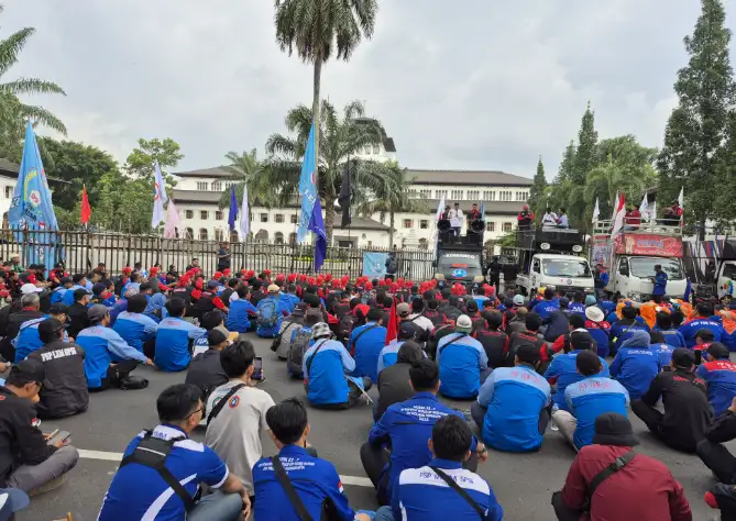 Massa Buruh Kawal Penetapan UMK di Gedung Sate, Roy Jinto Tegaskan Jangan Pangkas Rekomendasi Upah
